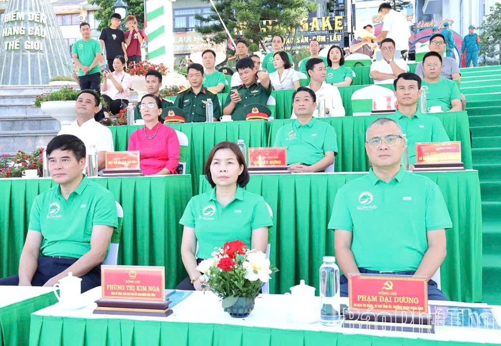 Đồng chí Bí thư Tỉnh uỷ Phạm Đại Dương và các đại biểu dự Lễ phát động. Đồng chí Bí thư Tỉnh uỷ Phạm Đại Dương và các đại biểu dự Lễ phát động.