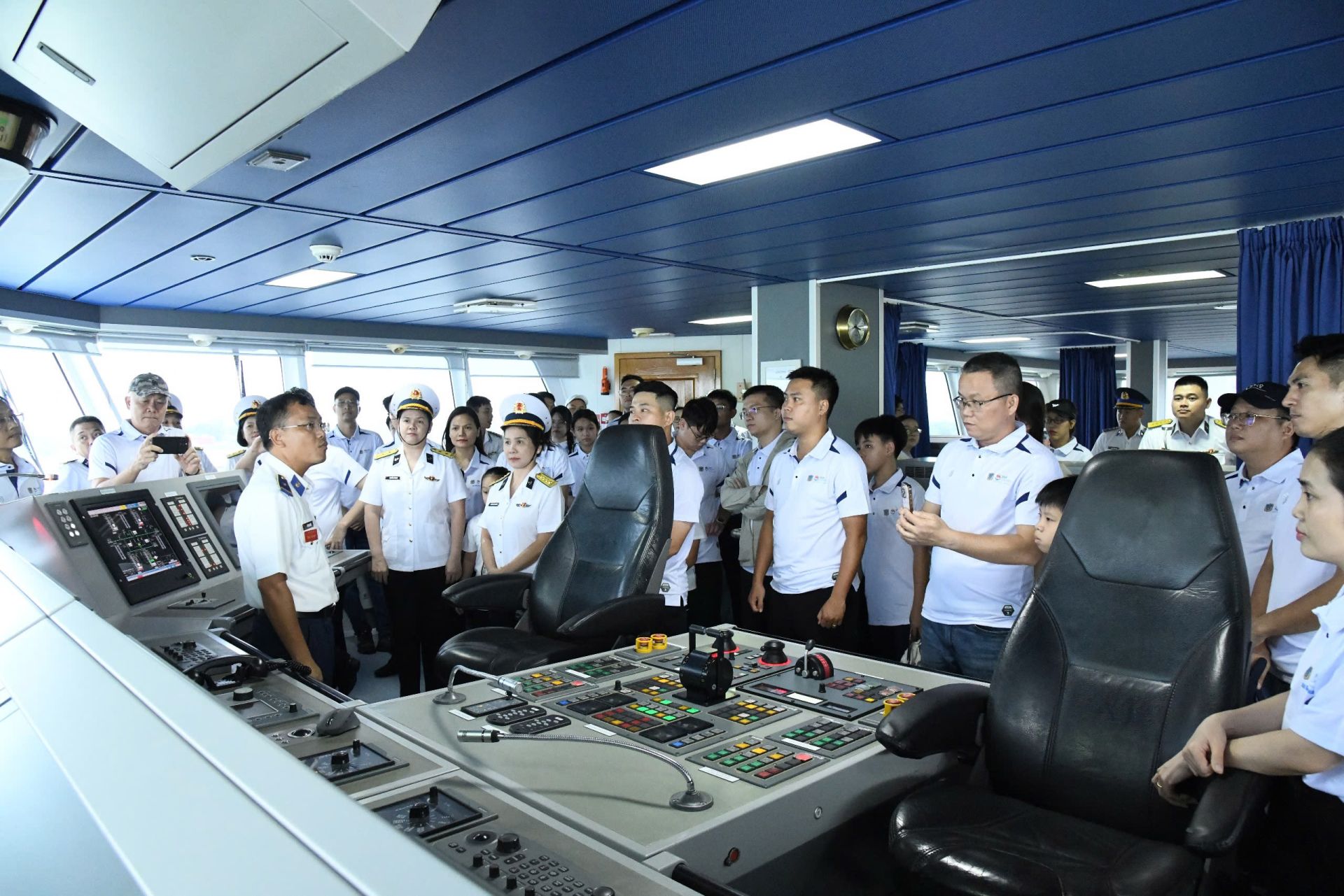 Giới thiệu tại buổi tham quan thực tế tại Tàu CSB 8001, Hải đội 301, Bộ Tư lệnh Vùng Cảnh sát biển 3 Giới thiệu tại buổi tham quan thực tế tại Tàu CSB 8001, Hải đội 301, Bộ Tư lệnh Vùng Cảnh sát biển 3
