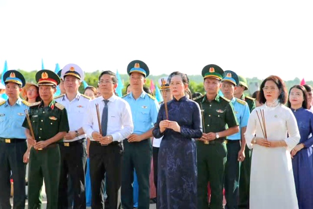 Các đại biểu đã dâng hoa, dâng hương tưởng niệm các Anh hùng liệt sĩ tại Nghĩa trang Liệt sĩ phường Quảng Phú. Các đại biểu đã dâng hoa, dâng hương tưởng niệm các Anh hùng liệt sĩ tại Nghĩa trang Liệt sĩ phường Quảng Phú.