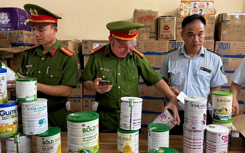 Lực lượng chức năng tăng cường kiểm tra, xử lý hàng giả, hàng không rõ nguồn gốc nhằm bảo vệ quyền lợi người tiêu dùng và tạo môi trường kinh doanh minh bạch. Lực lượng chức năng tăng cường kiểm tra, xử lý hàng giả, hàng không rõ nguồn gốc nhằm bảo vệ quyền lợi người tiêu dùng và tạo môi trường kinh doanh minh bạch.