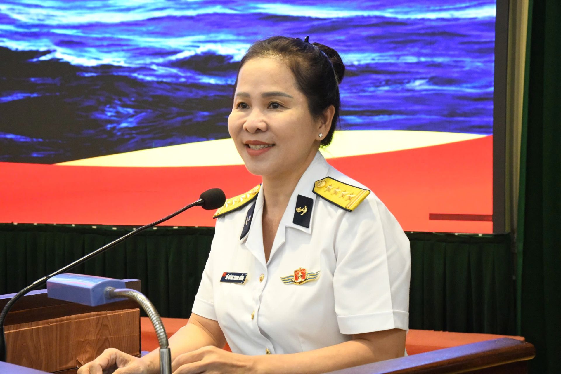 Đại tá Hồ Huỳnh Thanh Hằng - Bí thư Đảng ủy, Phó Giám đốc Trung tâm Dịch vụ Logistics Tân Cảng phát biểu tại buổi giao lưu Đại tá Hồ Huỳnh Thanh Hằng - Bí thư Đảng ủy, Phó Giám đốc Trung tâm Dịch vụ Logistics Tân Cảng phát biểu tại buổi giao lưu