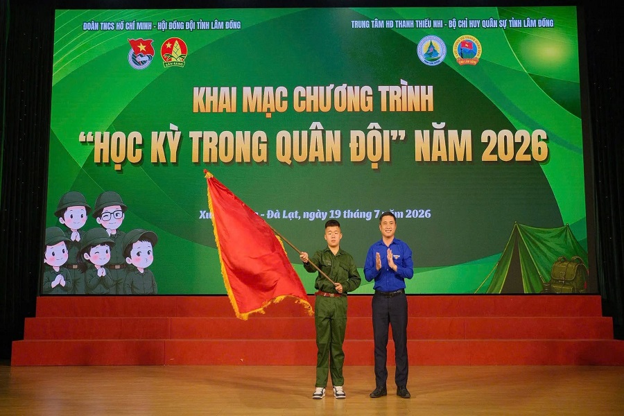 Ban Chỉ đạo chương trình đã thực hiện nghi thức trao cờ xuất quân, chụp ảnh lưu niệm cùng các tiểu đội trước khi 80 Ban Chỉ đạo chương trình đã thực hiện nghi thức trao cờ xuất quân, chụp ảnh lưu niệm cùng các tiểu đội trước khi 80