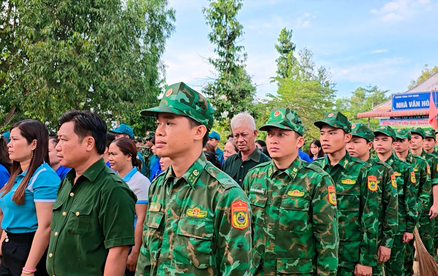 Cán bộ, chiến sĩ Đồn Biên phòng Sông Trăng trong đội hình tham gia lễ ra quân Cán bộ, chiến sĩ Đồn Biên phòng Sông Trăng trong đội hình tham gia lễ ra quân