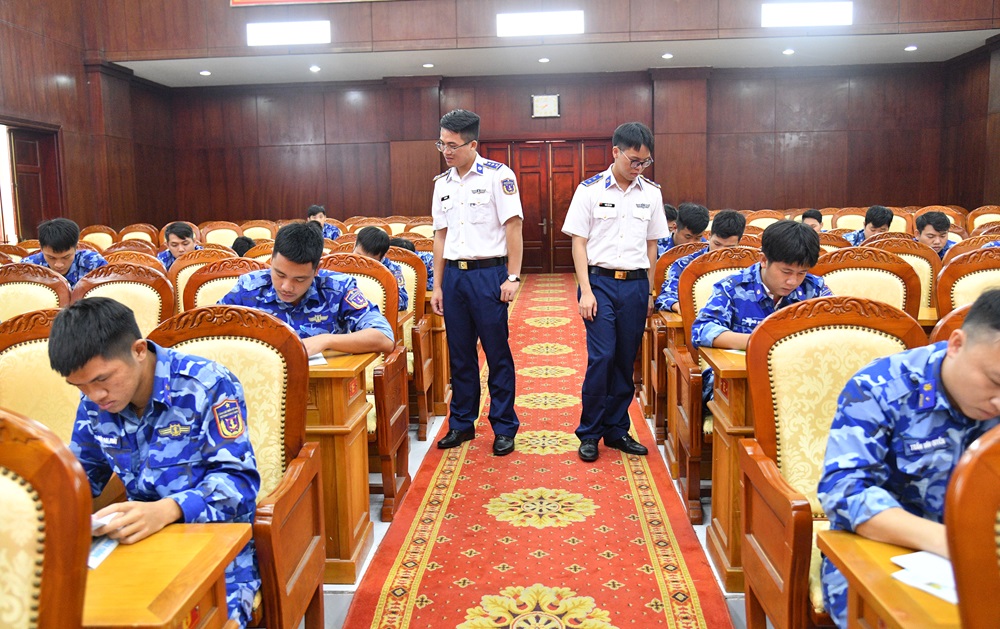 Kiểm tra lý thuyết cuối khóa lớp huấn luyện chiến sĩ cứu thương. Kiểm tra lý thuyết cuối khóa lớp huấn luyện chiến sĩ cứu thương.