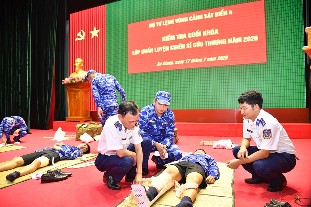 Đại t&aacute; Lương Xu&acirc;n Lợi - Chủ nhiệm Qu&acirc;n y Cảnh s&aacute;t biển Việt Nam trực tiếp kiểm tra kỹ thuật sơ cứu, cấp cứu ban đầu đối với c&aacute;c học vi&ecirc;n.