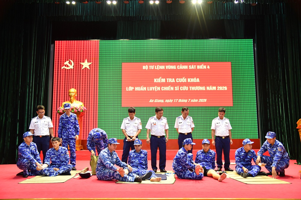 Kiểm tra cuối kh&oacute;a lớp huấn luyện chiến sĩ cứu thương