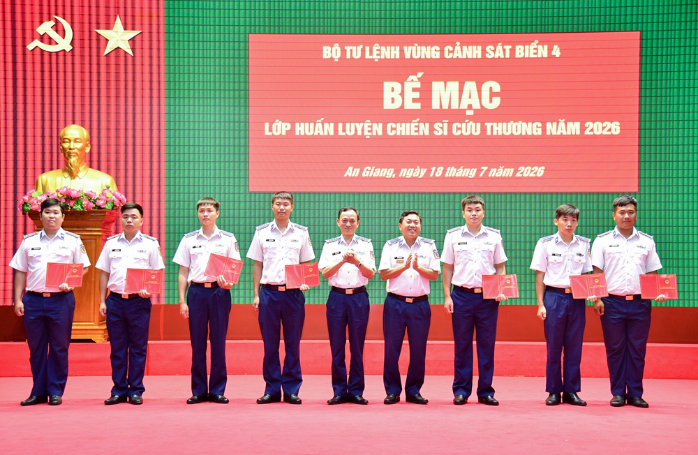 Trao giấy chứng nhận cho các học viên hoàn thành khóa huấn luyện chiến sĩ cứu thương. Trao giấy chứng nhận cho các học viên hoàn thành khóa huấn luyện chiến sĩ cứu thương.