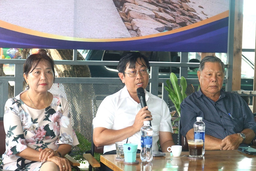 Bí thư Đảng ủy phường Phú Thủy Nguyễn Hữu Thông chia sẻ người người dân. Bí thư Đảng ủy phường Phú Thủy Nguyễn Hữu Thông chia sẻ người người dân.