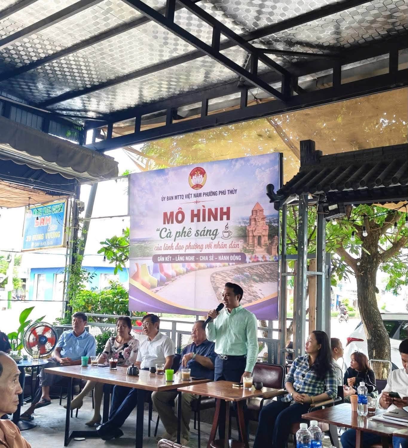 Đây là mô hình mới được triển khai theo phương châm hướng về cơ sở, tạo không gian gặp gỡ thân tình giữa lãnh đạo và người dân. Đây là mô hình mới được triển khai theo phương châm hướng về cơ sở, tạo không gian gặp gỡ thân tình giữa lãnh đạo và người dân.