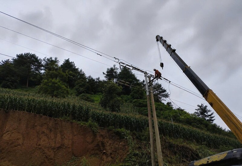 Điện lực Nghĩa Lộ khẩn trương dựng lại cột trung thế số 26 trên đường dây 376E29.2 tại thôn Trống Là, xã Khao Mang, tỉnh Lào Cai. Ảnh: pclaocai.vn Điện lực Nghĩa Lộ khẩn trương dựng lại cột trung thế số 26 trên đường dây 376E29.2 tại thôn Trống Là, xã Khao Mang, tỉnh Lào Cai. Ảnh: pclaocai.vn