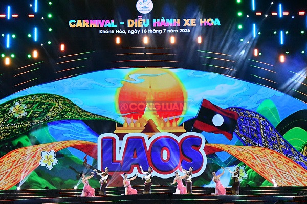 Chương tr&igrave;nh ca nhạc của bạn b&egrave; quốc tế đ&atilde; khai m&agrave;n cho đ&ecirc;m Carnival- Diễu h&agrave;nh xe hoa