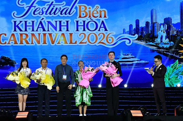 &Ocirc;ng Nguyễn Long Bi&ecirc;n - Ủy vi&ecirc;n Ban Thường vụ Tỉnh ủy, Ph&oacute; Chủ tịch Thường trực UBND tỉnh, Trưởng Ban Tổ chức Festival Biển Kh&aacute;nh H&ograve;a năm 2026 tặng hoa cảm ơn c&aacute;c đo&agrave;n nghệ thuật Quốc tế tham gia tr&igrave;nh diễn tại Festival Biển Kh&aacute;nh H&ograve;a 2026