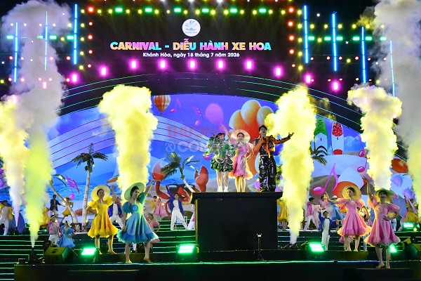 Tiết mục văn nghệ biểu diễn trong đ&ecirc;m Carnival- Festival Biển Kh&aacute;nh H&ograve;a 2026