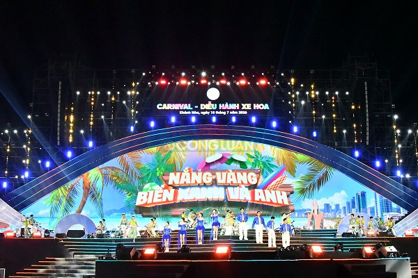 Tiết mục văn nghệ biểu diễn trong đ&ecirc;m Carnival- Festival Biển Kh&aacute;nh H&ograve;a 2026