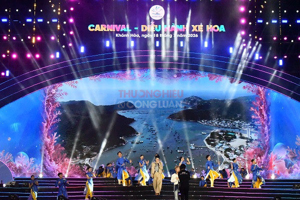 Tiết mục văn nghệ biểu diễn trong đ&ecirc;m Carnival- Festival Biển Kh&aacute;nh H&ograve;a 2026