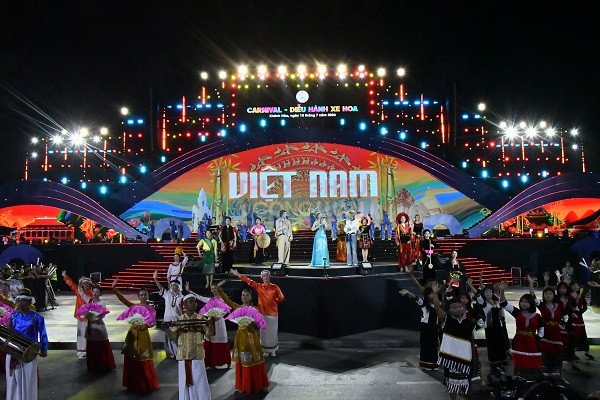Tiết mục văn nghệ biểu diễn trong đ&ecirc;m Carnival- Festival Biển Kh&aacute;nh H&ograve;a 2026