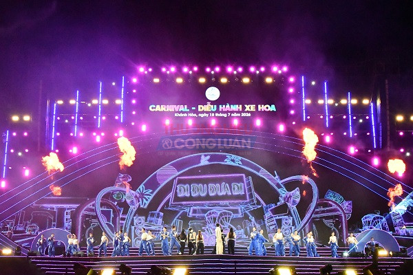 Tiết mục văn nghệ biểu diễn trong đ&ecirc;m Carnival- Festival Biển Kh&aacute;nh H&ograve;a 2026