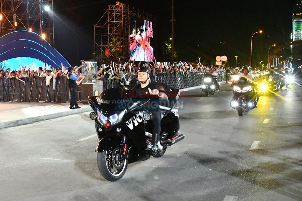 Đo&agrave;n M&ocirc; t&ocirc; dẫn đầu đo&agrave;n diễu h&agrave;nh xe hoa trong đ&ecirc;m Carnival- Festival Biển Kh&aacute;nh H&ograve;a 2026