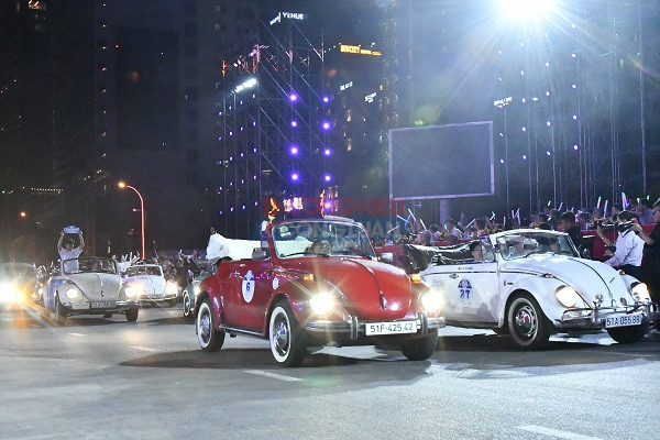 Đo&agrave;n xe &ocirc; t&ocirc; cổ diễu h&agrave;nh trong đ&ecirc;m Carnival- Festival Biển Kh&aacute;nh H&ograve;a 2026