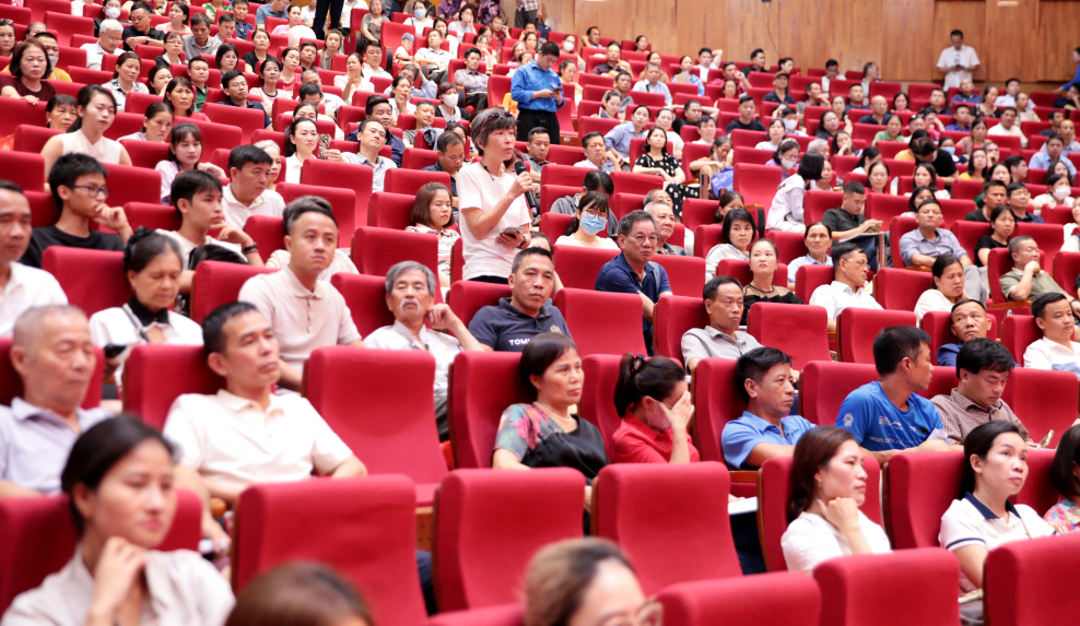 Đại diện nhà đầu tư thứ cấp dự án phát biểu ý kiến tại hội nghị Đại diện nhà đầu tư thứ cấp dự án phát biểu ý kiến tại hội nghị