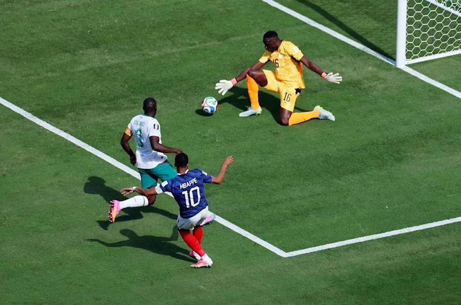 Kylian Mbappe trong một pha tấn công trước tuyển Anh Kylian Mbappe trong một pha tấn công trước tuyển Anh