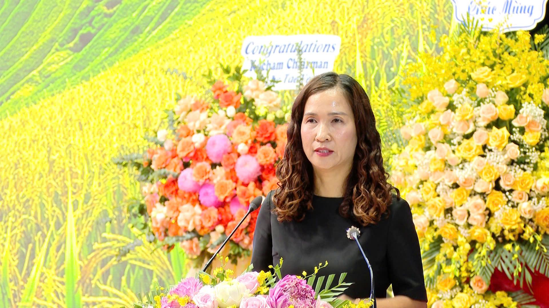 Bà Nguyễn Thị Thu Hương – Phó giám đốc Công ty Kinh doanh Bất động sản Viglacera phát biểu tại Hội nghị về lợi thế và tiềm năng KCN Trấn Yên – giai đoạ Bà Nguyễn Thị Thu Hương – Phó giám đốc Công ty Kinh doanh Bất động sản Viglacera phát biểu tại Hội nghị về lợi thế và tiềm năng KCN Trấn Yên – giai đoạ