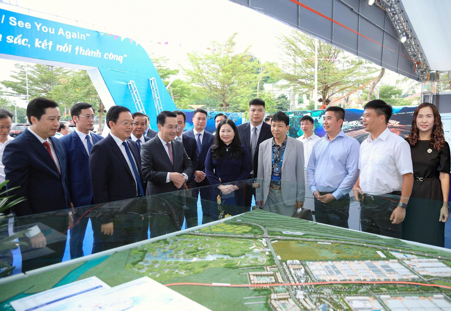 Ủy viên Ban Chấp hành Trung ương Đảng, Phó Thủ tướng Chính phủ Hồ Quốc Dũng, Lãnh đạo UBND, bộ ban ngành tỉnh Lào Cai đến thăm khu vực triển lãm của Khu công nghiệp Trấn Yên Viglacera Ủy viên Ban Chấp hành Trung ương Đảng, Phó Thủ tướng Chính phủ Hồ Quốc Dũng, Lãnh đạo UBND, bộ ban ngành tỉnh Lào Cai đến thăm khu vực triển lãm của Khu công nghiệp Trấn Yên Viglacera