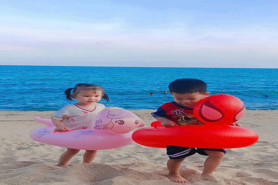 Khi trẻ vui chơi ở bãi biển, sự giám sát trực tiếp của phụ huynh là yếu tố quan trọng nhất. Khi trẻ vui chơi ở bãi biển, sự giám sát trực tiếp của phụ huynh là yếu tố quan trọng nhất.