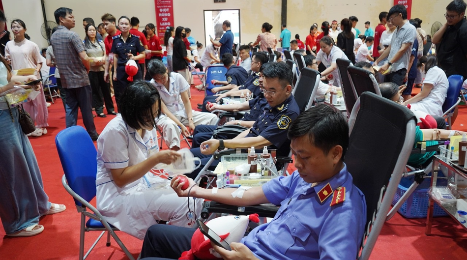 Ngày hội hiến máu lần thứ 13 năm 2026 đã diễn ra sôi nổi với sự tham gia của đông đảo tình nguyện viên là cán bộ, công chức, viên chức, chiến sĩ lực lượng vũ trang, đoàn viên thanh niên, người lao động và Nhân dân trên địa bàn tỉnh Lạng Sơn Ngày hội hiến máu lần thứ 13 năm 2026 đã diễn ra sôi nổi với sự tham gia của đông đảo tình nguyện viên là cán bộ, công chức, viên chức, chiến sĩ lực lượng vũ trang, đoàn viên thanh niên, người lao động và Nhân dân trên địa bàn tỉnh Lạng Sơn