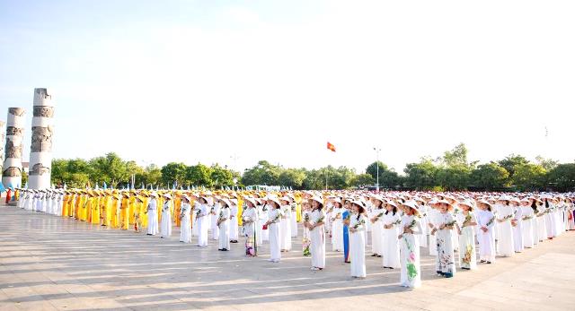 Các đại biểu dâng hương, dâng hoa tại Quần thể Tượng đài Mẹ Việt Nam anh hùng. Các đại biểu dâng hương, dâng hoa tại Quần thể Tượng đài Mẹ Việt Nam anh hùng.