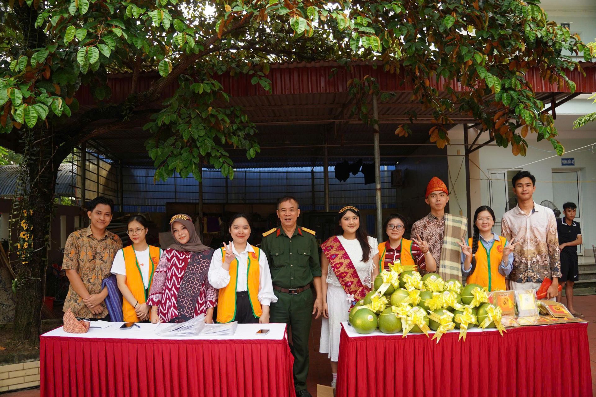 Tình nguyện viên quốc tế tham gia giao lưu. Tình nguyện viên quốc tế tham gia giao lưu.