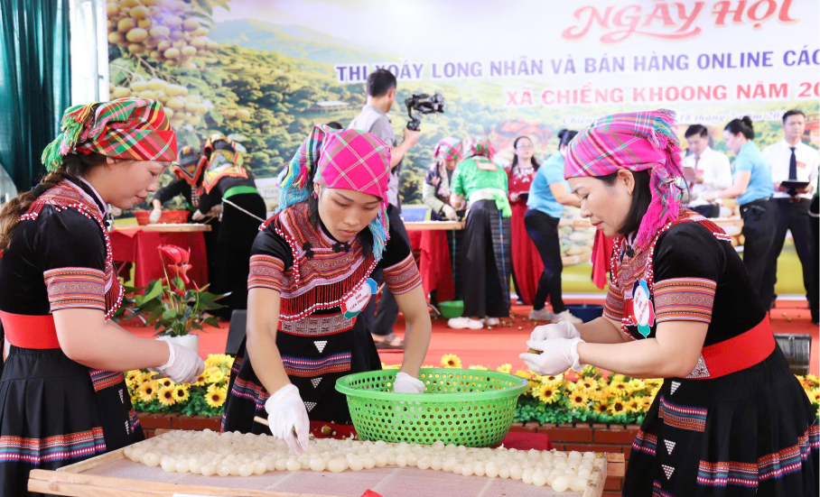 Phần thi xoáy long nhãn tại ngày hội. Phần thi xoáy long nhãn tại ngày hội.