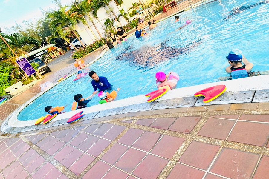 Sự tận tâm của các huấn luyện viên kết hợp cùng sự phối hợp sát sao từ gia đình sẽ tạo nên môi trường vui chơi an toàn cho trẻ trong những ngày hè. Sự tận tâm của các huấn luyện viên kết hợp cùng sự phối hợp sát sao từ gia đình sẽ tạo nên môi trường vui chơi an toàn cho trẻ trong những ngày hè.