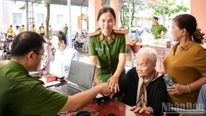 Mang nghĩa tình đến từng gia đình thân nhân liệt sĩ