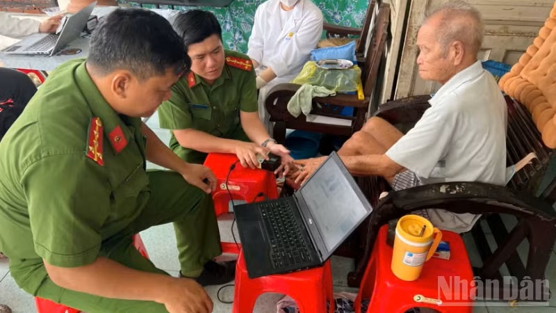 Tổ thu mẫu lưu động đối với các thân nhân liệt sĩ không có khả năng đi lại Tổ thu mẫu lưu động đối với các thân nhân liệt sĩ không có khả năng đi lại