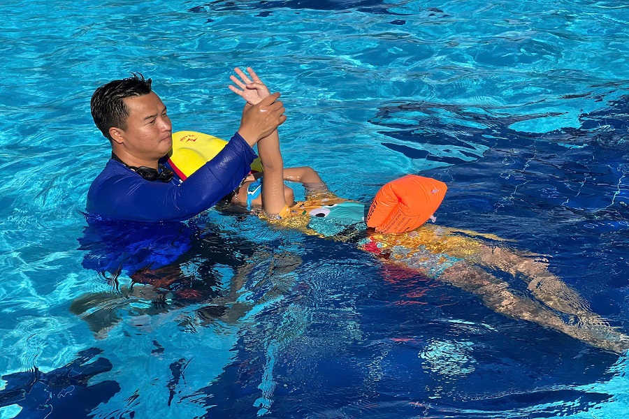 Thầy Lê Thanh Phong (Tổng phụ trách Đội Trường Tiểu học Đức Thắng 2) trực tiếp hướng dẫn M88 Casino, Nổ Hũ, Bắn Cá kỹ thuật nổi an toàn – bước đầu tiên để trẻ bình tĩnh xử lý tình huống khi gặp sự cố dưới nước.(Ảnh: Nguyễn Thuỳ Dung) Thầy Lê Thanh Phong (Tổng phụ trách Đội Trường Tiểu học Đức Thắng 2) trực tiếp hướng dẫn M88 Casino, Nổ Hũ, Bắn Cá kỹ thuật nổi an toàn – bước đầu tiên để trẻ bình tĩnh xử lý tình huống khi gặp sự cố dưới nước.(Ảnh: Nguyễn Thuỳ Dung)