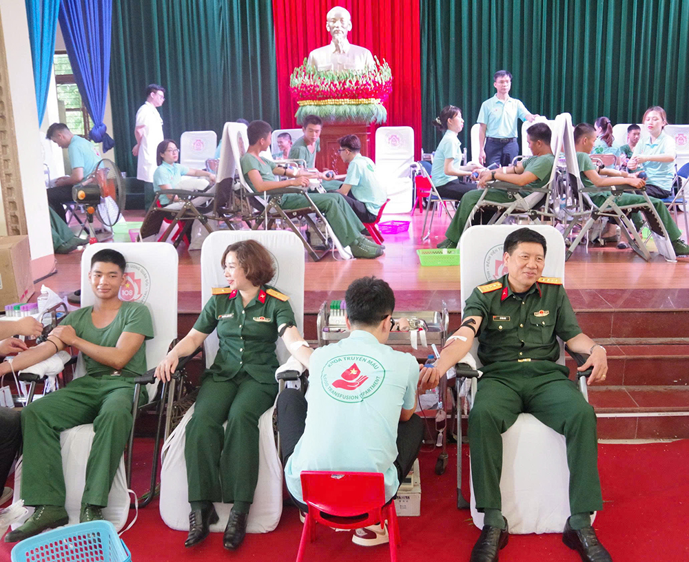 Trường Quân sự Quân đoàn 12 tham gia "Hiến máu cứu chữa đồng đội"