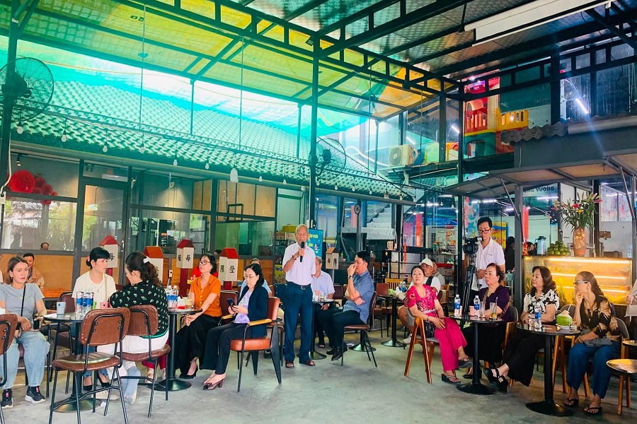 Người dân Tổ dân phố 2 phản ánh tâm tư nguyện vọng chính đáng với lãnh đạo phường Phú Thủy. Người dân Tổ dân phố 2 phản ánh tâm tư nguyện vọng chính đáng với lãnh đạo phường Phú Thủy.