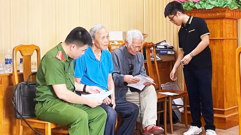 Công an phường Đồng Sơn hỗ trợ lấy mẫu của thân nhân liệt sĩ Công an phường Đồng Sơn hỗ trợ lấy mẫu của thân nhân liệt sĩ