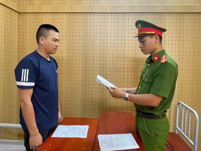 Cơ quan Cảnh sát điều tra công bố quyết định khởi tố đối với Trần Đình Hoàng và Bùi Công Dũng. Cơ quan Cảnh sát điều tra công bố quyết định khởi tố đối với Trần Đình Hoàng và Bùi Công Dũng.