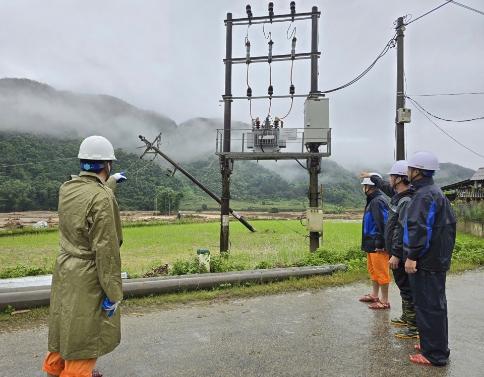 Công ty Thủy điện Huội Quảng - Bản Chát chung tay khắc phục sự cố lưới điện sau mưa lũ