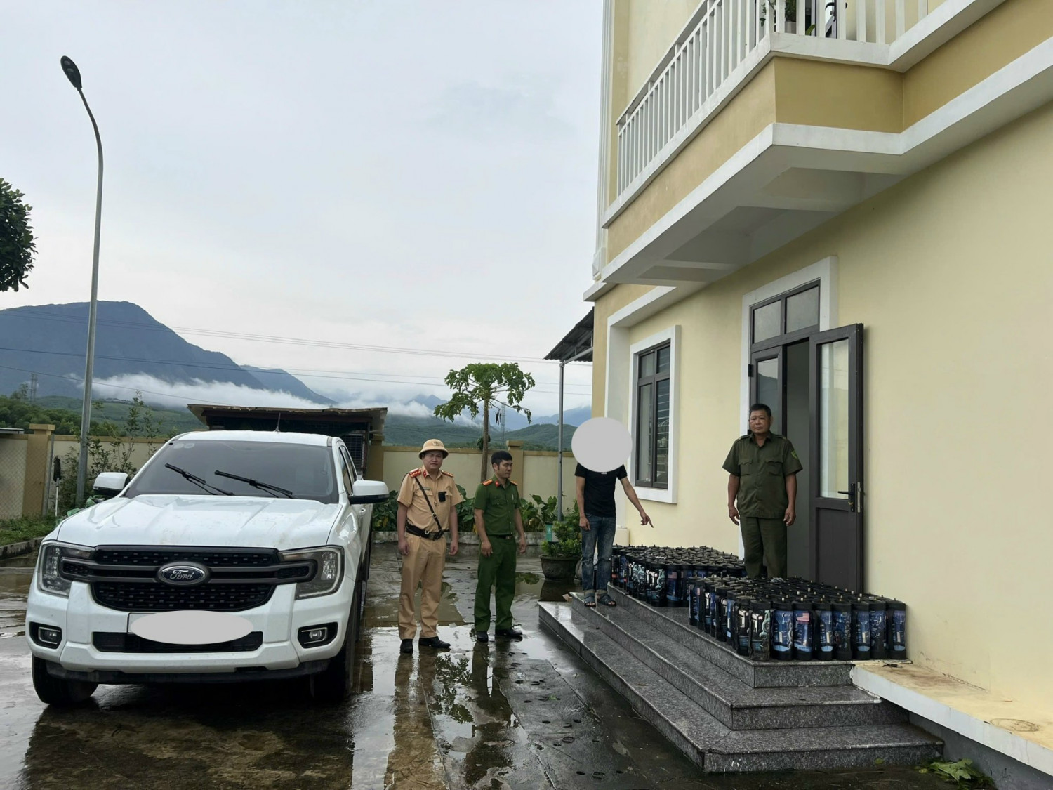 Quảng Ninh: Bắt giữ xe bán tải chở 148 bình nghi chứa "khí cười" không rõ nguồn gốc