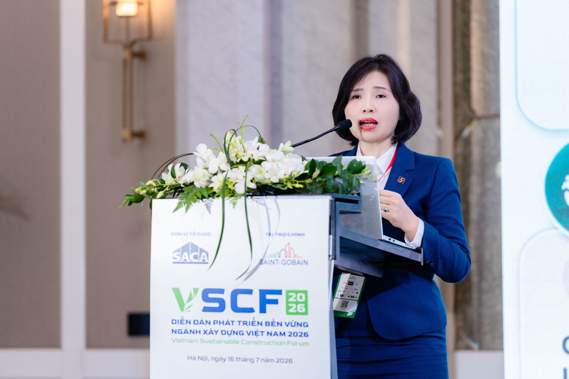 Tiến sĩ Nguyễn Thị Thu Hà - Giám đốc Trường Đào tạo Cán bộ, Phó Trưởng Ban Chỉ đạo ESG Agribank trình bày tại Diễn đàn Tiến sĩ Nguyễn Thị Thu Hà - Giám đốc Trường Đào tạo Cán bộ, Phó Trưởng Ban Chỉ đạo ESG Agribank trình bày tại Diễn đàn