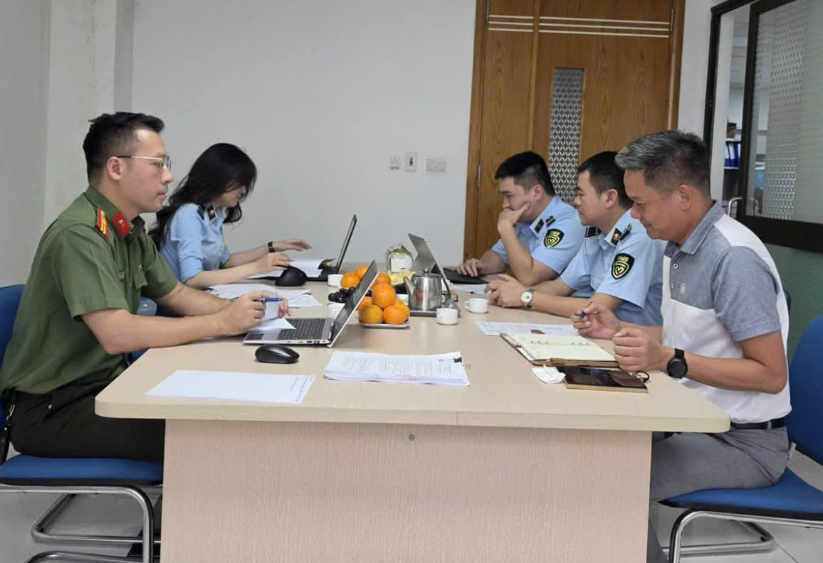 Lực lượng chức năng lập biên bản đối với đơn vị vi phạm. (Ảnh: CACC) Lực lượng chức năng lập biên bản đối với đơn vị vi phạm. (Ảnh: CACC)