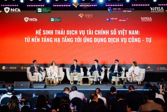 Đại diện các tổ chức công nghệ và tài chính tại phiên “Hệ sinh thái dịch vụ tài chính số Việt Nam: Từ nền tảng hạ tầng tới ứng dụng dịch vụ công - tư”. Đại diện các tổ chức công nghệ và tài chính tại phiên “Hệ sinh thái dịch vụ tài chính số Việt Nam: Từ nền tảng hạ tầng tới ứng dụng dịch vụ công - tư”.