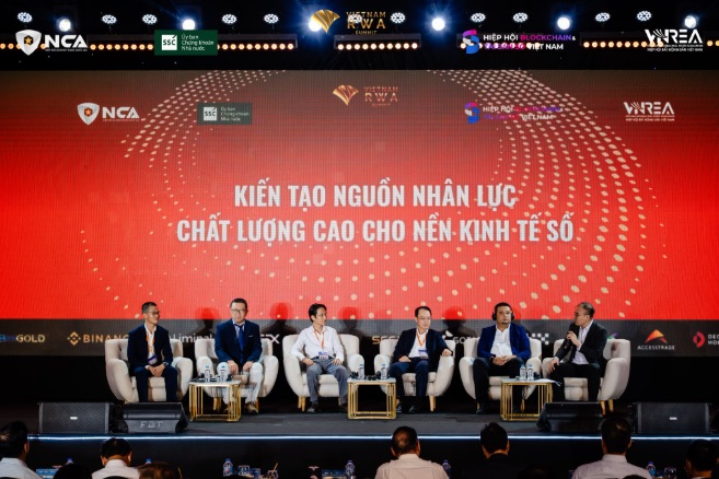 Đại diện giới chuyên gia, nhà trường và doanh nghiệp tại phiên “Kiến tạo nguồn nhân lực chất lượng cao cho nền kinh tế số”. Đại diện giới chuyên gia, nhà trường và doanh nghiệp tại phiên “Kiến tạo nguồn nhân lực chất lượng cao cho nền kinh tế số”.