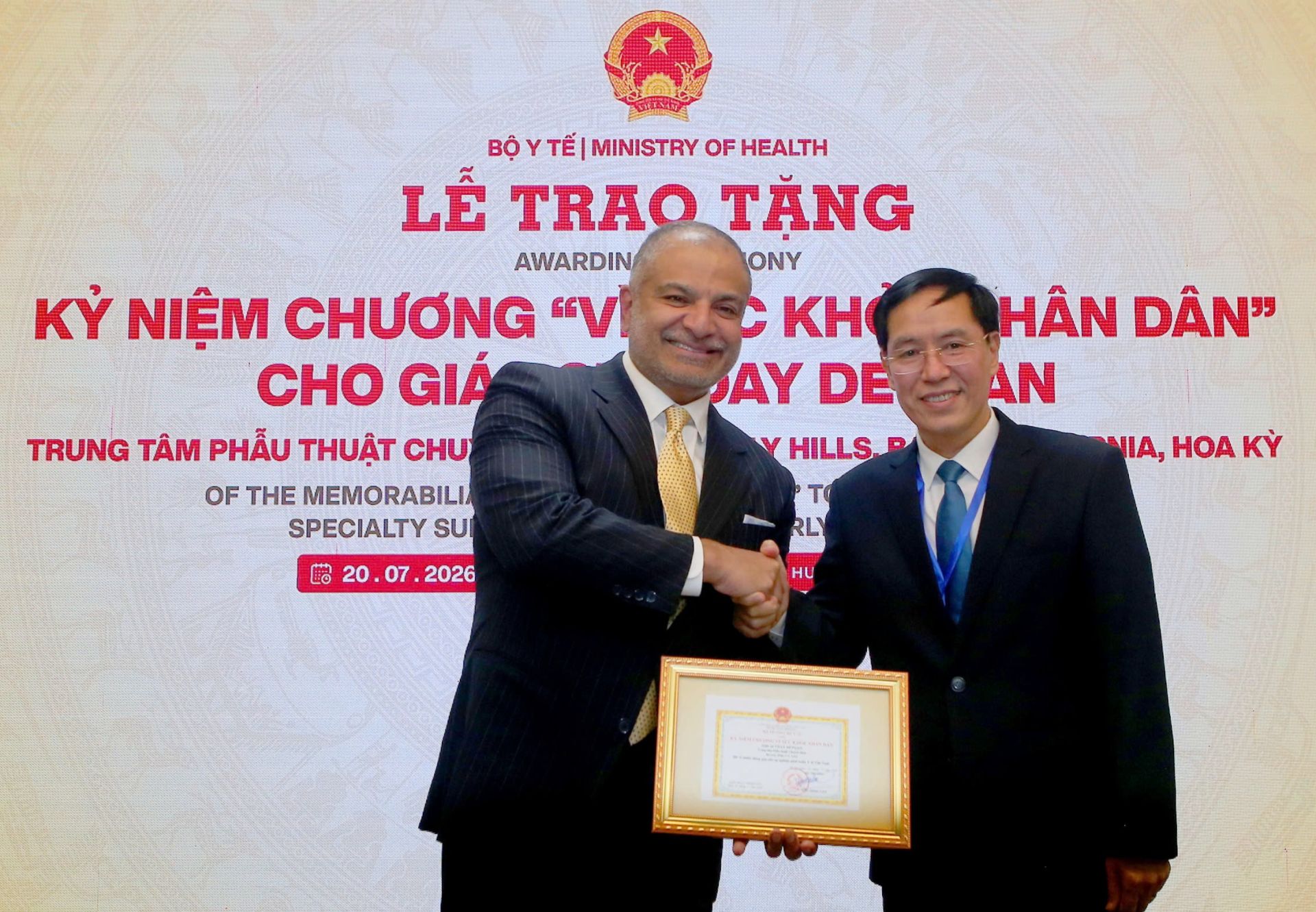 Trao tặng Kỷ niệm chương cho GS Uday Devgan Trao tặng Kỷ niệm chương cho GS Uday Devgan