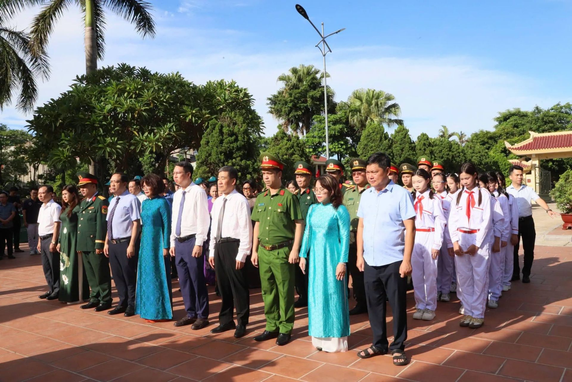 Lãnh đạo phường Cửa Nam cùng đại diện các lực lượng vũ trang, cán bộ, Nhân dân và đoàn viên, thanh thiếu nhi tham dự lễ dâng hương, bày tỏ lòng biết ơn sâu sắc đối với các Anh hùng liệt sĩ. Lãnh đạo phường Cửa Nam cùng đại diện các lực lượng vũ trang, cán bộ, Nhân dân và đoàn viên, thanh thiếu nhi tham dự lễ dâng hương, bày tỏ lòng biết ơn sâu sắc đối với các Anh hùng liệt sĩ.