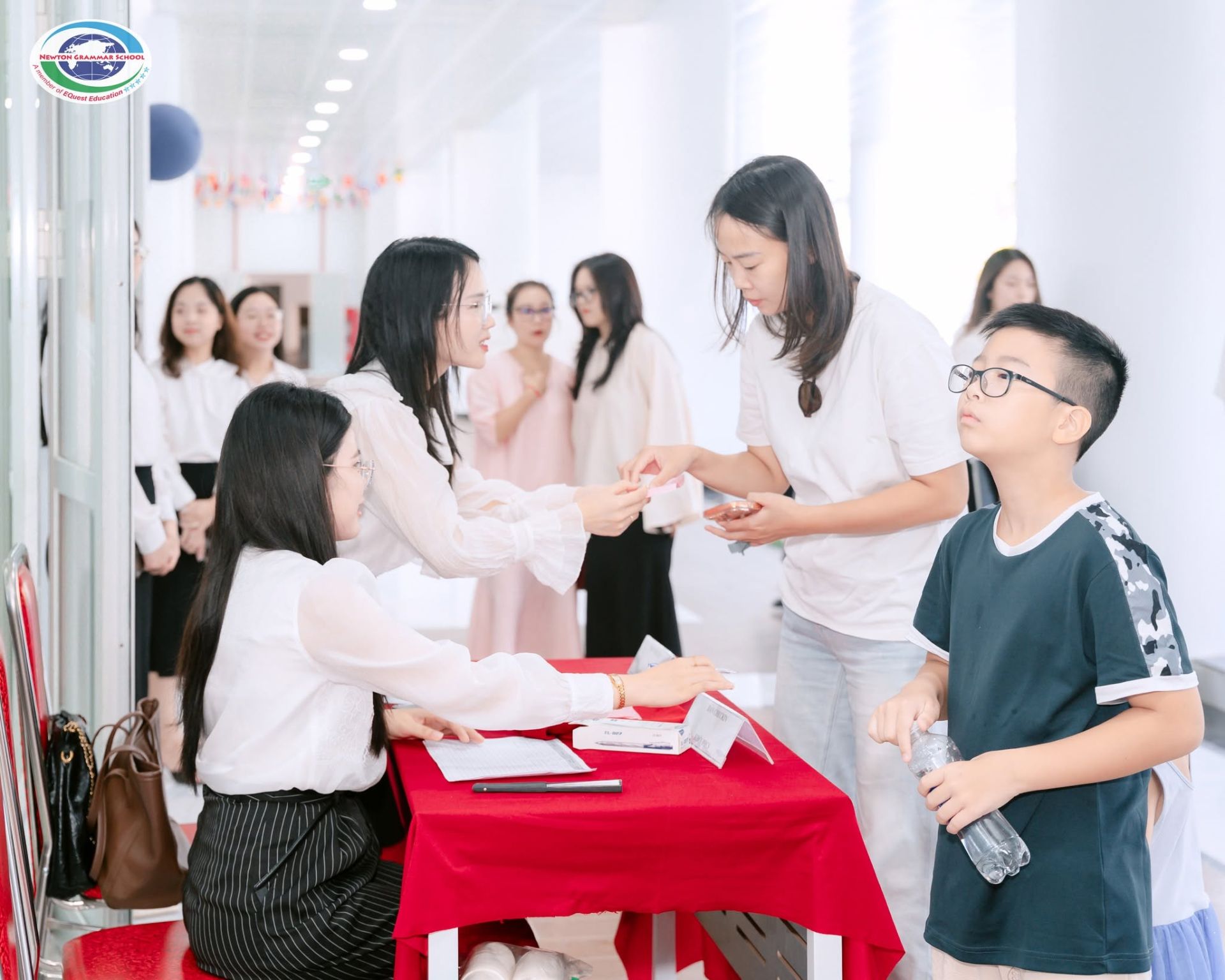 Phụ huynh và M88 Casino, Nổ Hũ, Bắn Cá làm thủ tục đăng ký tham dự hội thảo tại Trường Tiểu học - THCS Newton Westlake. Phụ huynh và M88 Casino, Nổ Hũ, Bắn Cá làm thủ tục đăng ký tham dự hội thảo tại Trường Tiểu học - THCS Newton Westlake.