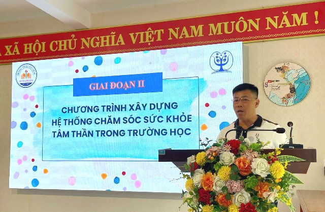 Thầy Huỳnh Duy Linh – Hiệu trưởng trường THCS Nguyễn Lương Bằng, TP. Đà Nẵng phát biểu. Thầy Huỳnh Duy Linh – Hiệu trưởng trường THCS Nguyễn Lương Bằng, TP. Đà Nẵng phát biểu.